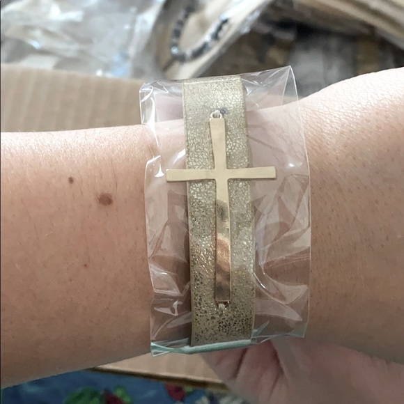 ⚫️Gold tan Metallic Cross/Leather Magnetic bracelet, NWT Boutique - Picture 4 of 5